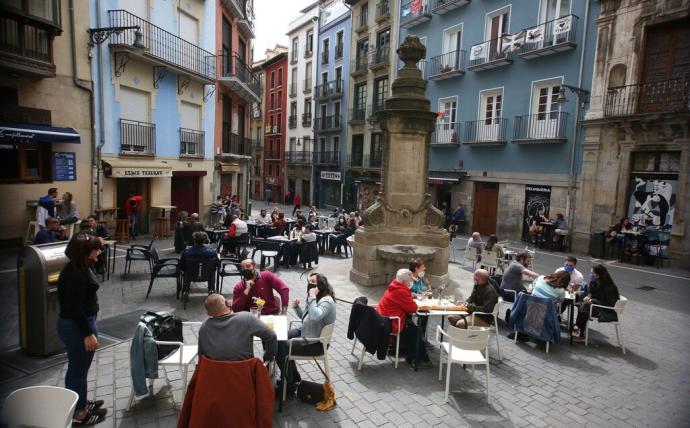 Vista de la plaza de Navarrería con terrazas