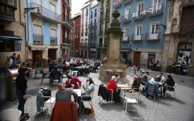 Vista de la plaza de Navarrería con terrazas