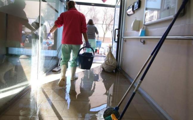 Personal de limpieza trabajando