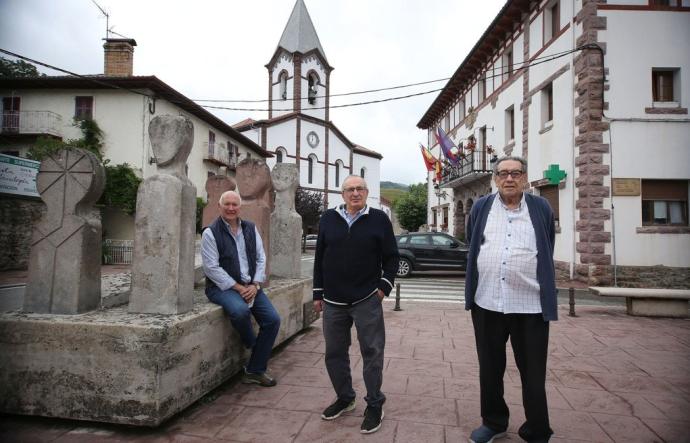 El concejal de Cultura, Salvador Bidegain; el alcalde, Nicolás Camino; y el historiador local, Antonio Sánchez.