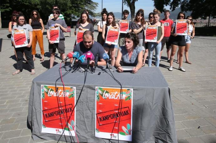 Miembros de Herri Sanferminak durante la rueda de prensa que ofrecieron ayer en la plaza de la Virgen de la O.