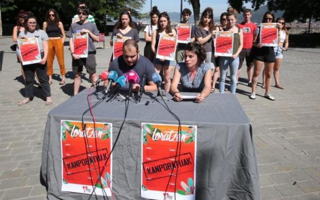 Miembros de Herri Sanferminak durante la rueda de prensa que ofrecieron ayer en la plaza de la Virgen de la O. Miembros de Herri Sanferminak durante la rueda de prensa que ofrecieron ayer en la plaza de la Virgen de la O.