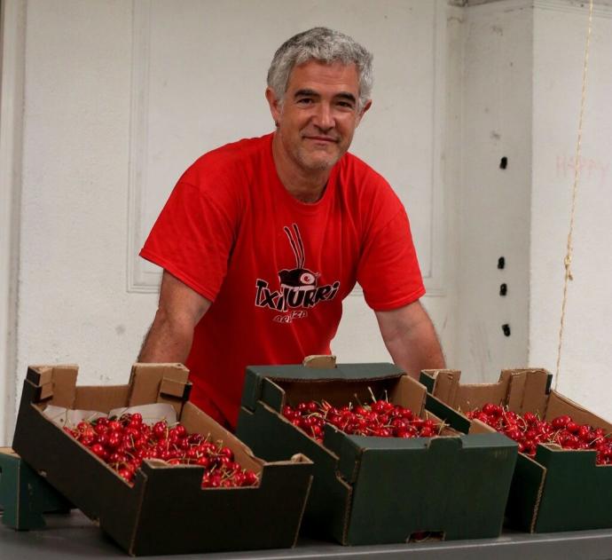 Santi Kiroga, agricultor de cerezas ecológicas.