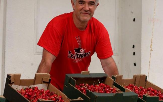 Santi Kiroga, agricultor de cerezas ecológicas.