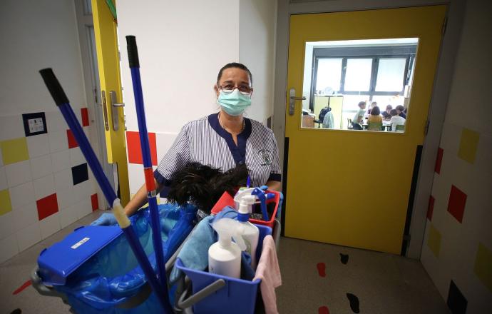 Cristina Mielgo lleva desde el pasado septiembre encargándose de la limpieza del Colegio San Pedro.