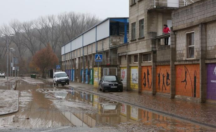 Limpieza en la zona del mercadillo y Parque de Uranga en Burlada el pasado mes de diciembre, tras la riada.