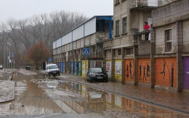 Limpieza en la zona del mercadillo y Parque de Uranga en Burlada el pasado mes de diciembre, tras la riada. Limpieza en la zona del mercadillo y Parque de Uranga en Burlada el pasado mes de diciembre, tras la riada.