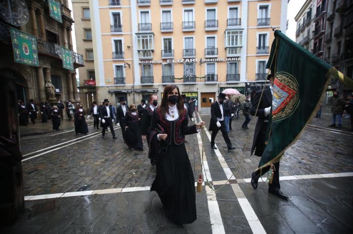 Los miembros de la corporación, en Cuerpo de Ciudad, dirigiéndose a la iglesia de San Saturnino este lunes.