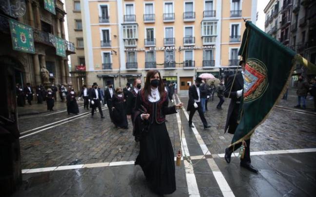 Los miembros de la corporación, en Cuerpo de Ciudad, dirigiéndose a la iglesia de San Saturnino este lunes. Los miembros de la corporación, en Cuerpo de Ciudad, dirigiéndose a la iglesia de San Saturnino este lunes.