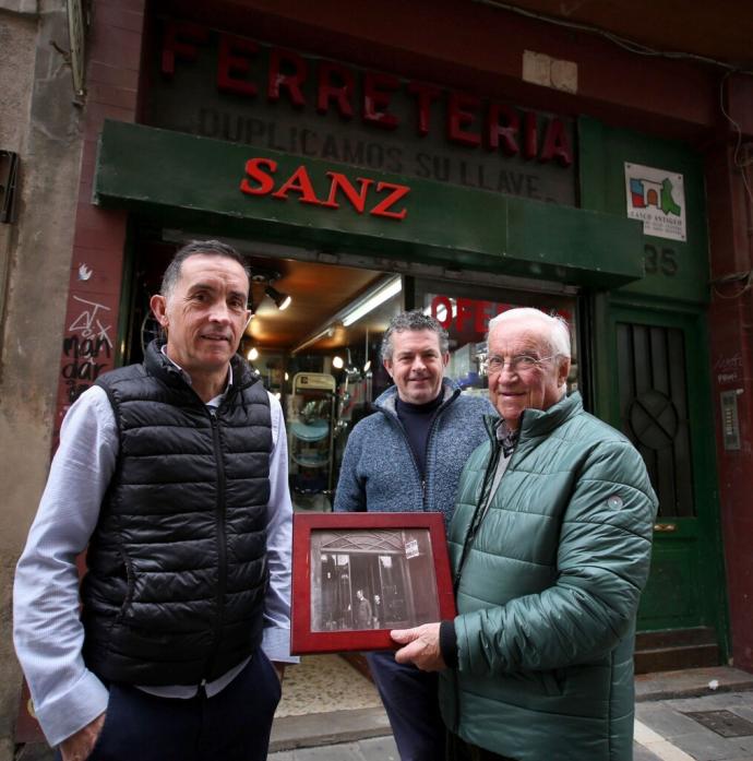 Kike, Ernesto y Javier Sanz en el exterior del comercio centenario