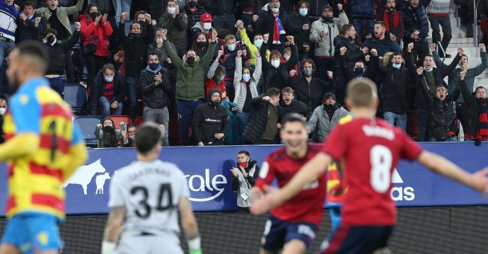 La afición de Osasuna celebra el primer gol de Osasuna, obra del Chimy Ávila, que corre a abrazarse con Darko en presencia de Cárdenas, portero del Levante.