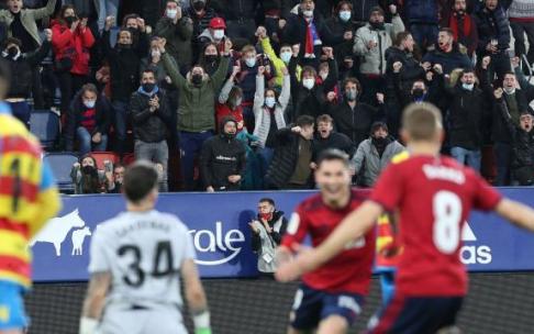 La afición de Osasuna celebra el primer gol de Osasuna, obra del Chimy Ávila, que corre a abrazarse con Darko en presencia de Cárdenas, portero del Levante.