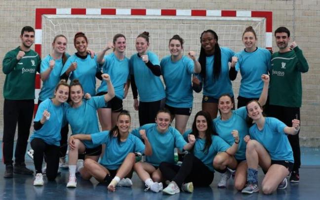 La plantilla y el cuerpo técnico del Gurpea Beti Onak, en el entrenamiento de ayer previo al partido de vuelta contra el Errece Almassora BM.