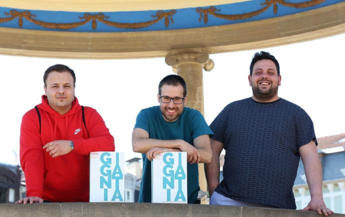 Christian Azcona, Fernando Saiz y Imanol Urabayen, los autores del libro, posan en la Plaza del Castillo