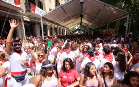 Multitud de personas disfrutando en la calle del ambiente y la música de las carpas instaladas por los bares de la cuesta de Labrit. Multitud de personas disfrutando en la calle del ambiente y la música de las carpas instaladas por los bares de la cuesta de Labrit.