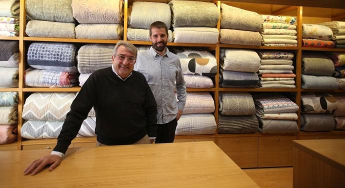 Iñaki padre e Iñaki hijo posan en el interior de Casa Cambra, en el número 13 de la calle Tafalla.