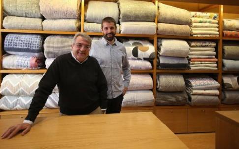 Iñaki padre e Iñaki hijo posan en el interior de Casa Cambra, en el número 13 de la calle Tafalla. Iñaki padre e Iñaki hijo posan en el interior de Casa Cambra, en el número 13 de la calle Tafalla.