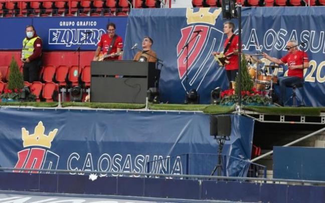 Serafín Zubiri, el pasado 24 de octubre cantando en El Sadar Serafín Zubiri, el pasado 24 de octubre cantando en El Sadar