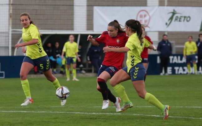 Acción de María González en la segunda mitad en el encuentro de ayer en Tajonar.