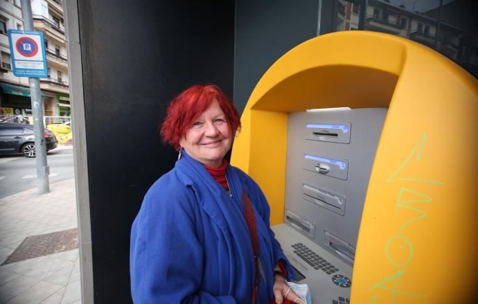 Isabel Díez Díaz, en el cajero de una sucursal bancaria, en el barrio de La Milagrosa en Pamplona.