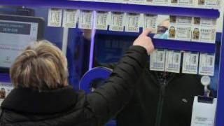 Una mujer elige un número de Lotería en una administración.