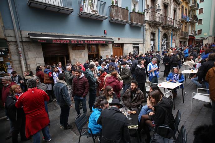 Aficiones de ambos equipos mezcladas en lo Viejo de Pamplona