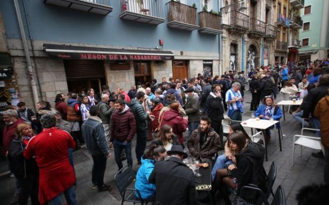 Aficiones de ambos equipos mezcladas en lo Viejo de Pamplona