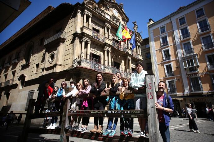 Varias familias posan encima del vallado en la Plaza del Ayuntamiento, uno de los edificios más fotografiados de la ciudad.