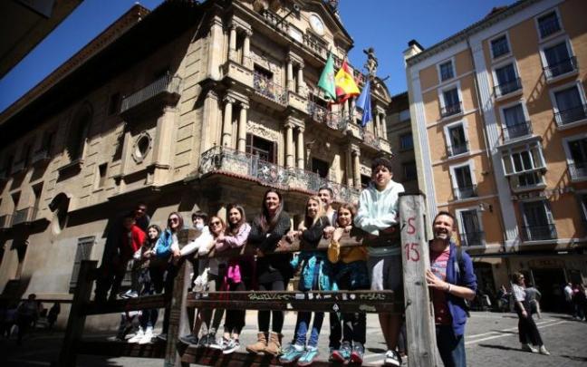 Varias familias posan encima del vallado en la Plaza del Ayuntamiento, uno de los edificios más fotografiados de la ciudad. Varias familias posan encima del vallado en la Plaza del Ayuntamiento, uno de los edificios más fotografiados de la ciudad.