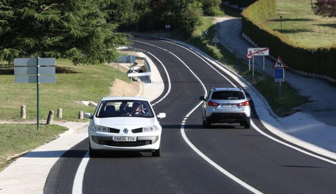 Vehículos en la carretera junto a la Universidad de Navarra