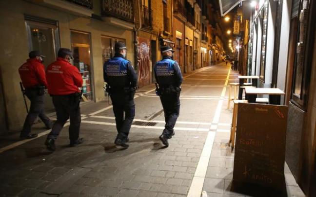 Imagen de archivo de la policía patrullando en un juevintxo Imagen de archivo de la policía patrullando en un juevintxo