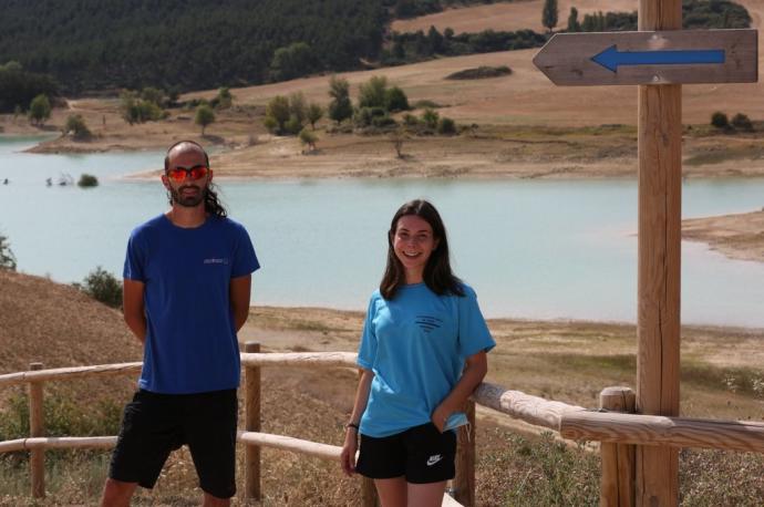 Álvaro Gómez y Ainhoa Lana posan en la bahía de Ugar, una de las playas acondicionadas para el baño del embalse de Alloz.