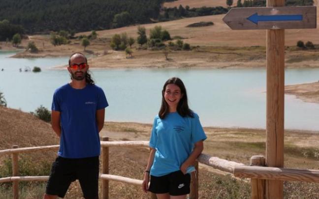 Álvaro Gómez y Ainhoa Lana posan en la bahía de Ugar, una de las playas acondicionadas para el baño del embalse de Alloz. Álvaro Gómez y Ainhoa Lana posan en la bahía de Ugar, una de las playas acondicionadas para el baño del embalse de Alloz.