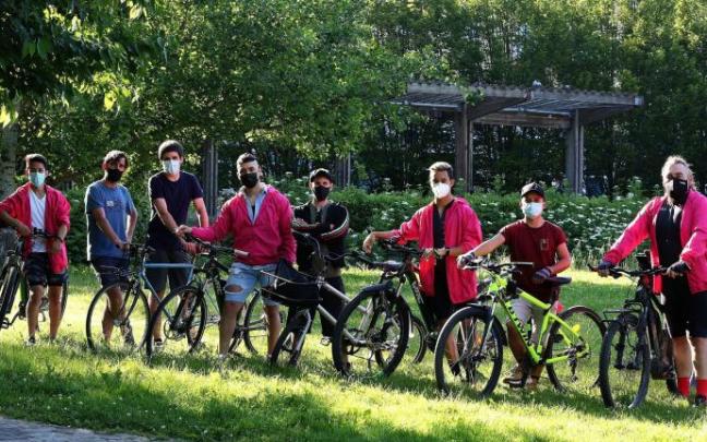 Personas que van a montar una cooperativa de reparto en bicicleta. Personas que van a montar una cooperativa de reparto en bicicleta.