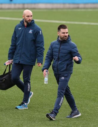 Íñigo Ardanaz, junto con el fisio Alfonso Echavarren, al término del encuentro