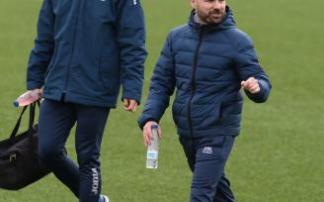 Íñigo Ardanaz, junto con el fisio Alfonso Echavarren, al término del encuentro