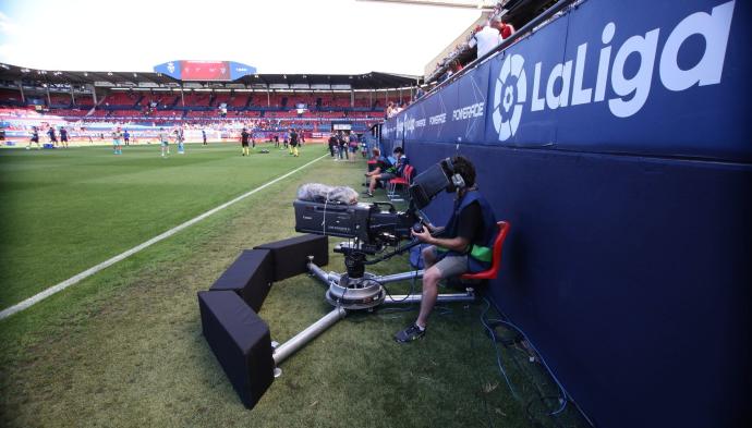 Una cámara de televisión, durante los prolegómenos de un partido de Liga.