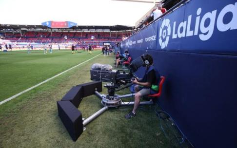 Una cámara de televisión, durante los prolegómenos de un partido de Liga.