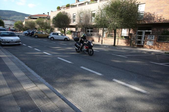 La calle Padre Adoáin, en la zona de Alemanes, el viernes por la tarde casi vacía y con decenas de plazas sin ocupar.