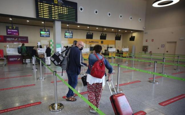 Pasajeros facturando antes de coger un vuelo a Tenerife. Pasajeros facturando antes de coger un vuelo a Tenerife.
