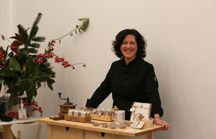 Patricia Ibáñez, dueña de The Cookie Show, en la calle Bergamín, posa en el interior del establecimiento.