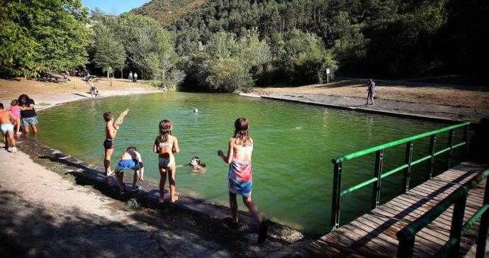 Cinco niños y niñas en la orilla de la foz de Benasa.