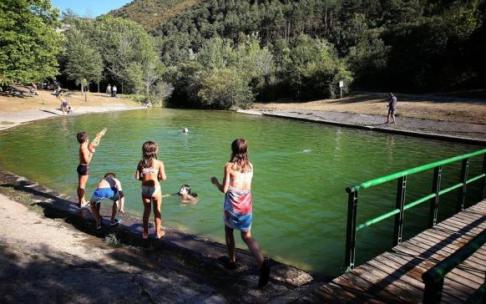 Cinco niños y niñas en la orilla de la foz de Benasa.