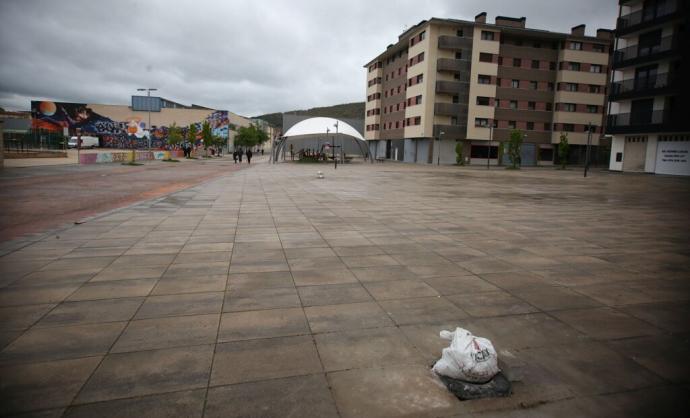Aledaños de la plaza Ardantzea, en la que se ubicará el futuro refugio climático, dotado con arbolado para dar sombra y zonas verdes.