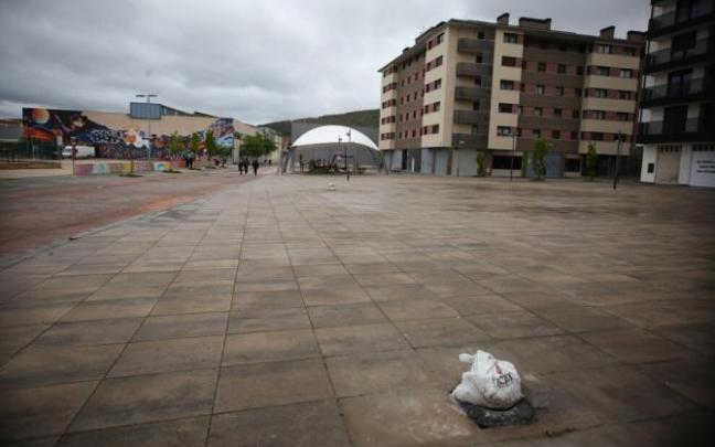 Aledaños de la plaza Ardantzea, en la que se ubicará el futuro refugio climático, dotado con arbolado para dar sombra y zonas verdes.