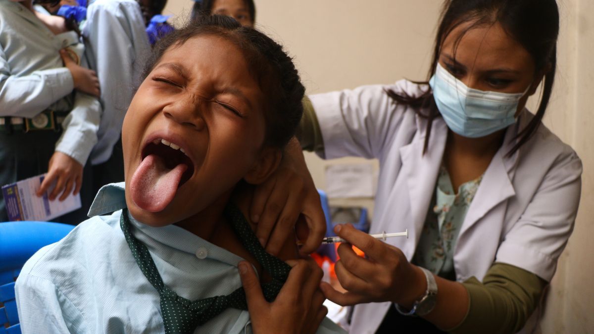 Una menor recibe una vacuna covid en Nepal.