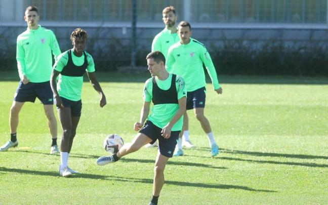 Ander Herrera controla un balón ante la mirada de sus compañeros. Ander Herrera controla un balón ante la mirada de sus compañeros.