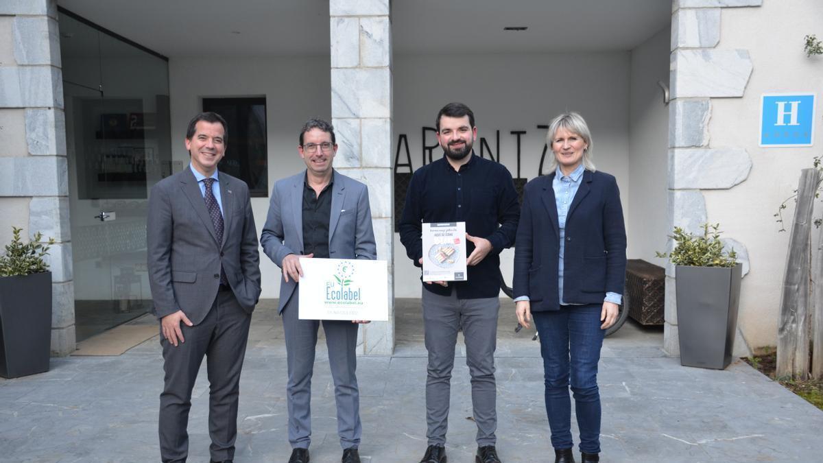 El consejero Mikel Irujo y la directora general Maitena Ezkutari, junto a personal de Arantza Hotela