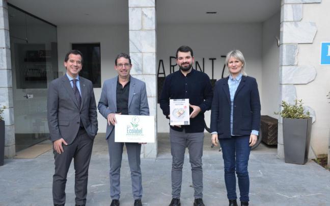 El consejero Mikel Irujo y la directora general Maitena Ezkutari, junto a personal de Arantza Hotela