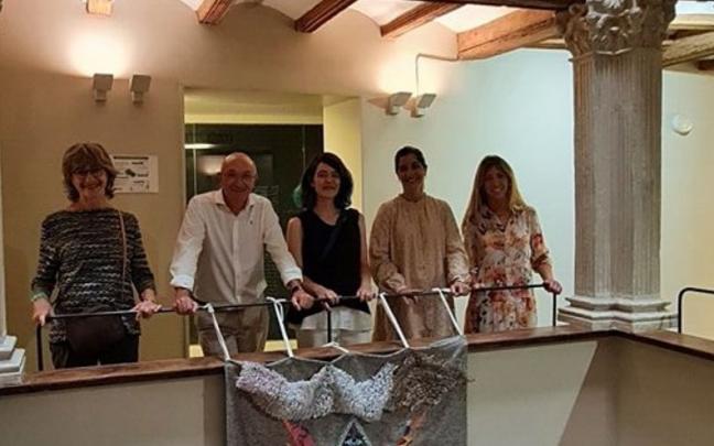 Integrantes de la Fundaci&oacute;n Mar&iacute;a Forcada posan con Merche Blasco en la Casa del Almirante (a la derecha de negro)